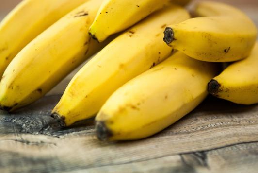 Banana é um ótima fonte de potássio, que é ótimo para controlar a pressão