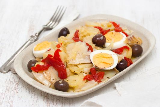Salada de bacalhau com azeitonas e ovos